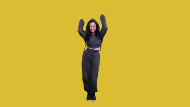 Lachende Mooie Dame Genieten Tijdens Het Dansen Handen Schudden Springen — Stockvideo