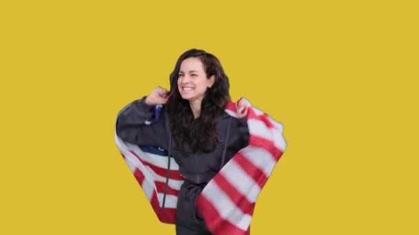 Ung Kvinde Der Holder Usa Flag Smiler Glad Gul Isoleret – Stock-video