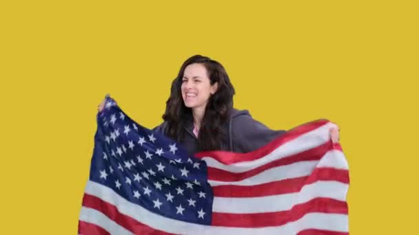 Positiv Smuk Dame Der Holder Usa Flag Hænderne Mens Hun – Stock-video