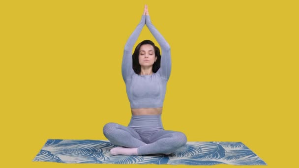 Mooie Blanke Vrouw Sluit Ogen Mediterend Zich Concentrerend Terwijl Een — Stockvideo