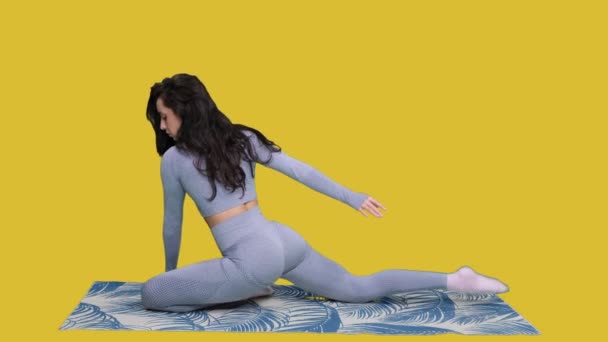 Jonge Flexibele Dame Die Yoga Doet Terwijl Benen Strekt Zittend — Stockvideo