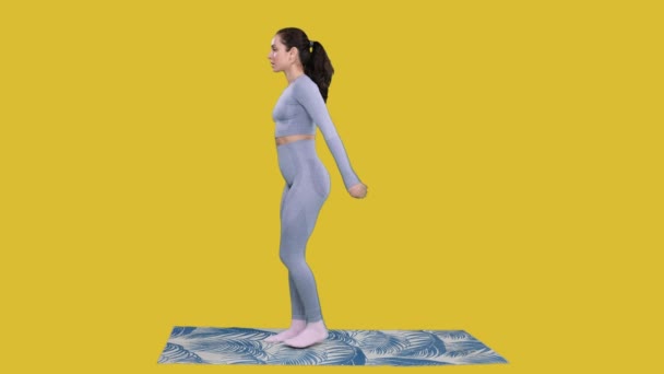Sportieve Jonge Vrouw Doet Squat Oefening Terwijl Een Yoga Mat — Stockvideo