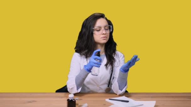 Junge Ärztin Uniform Und Schutzbrille Die Hände Desinfiziert Sitzt Schreibtisch — Stockvideo