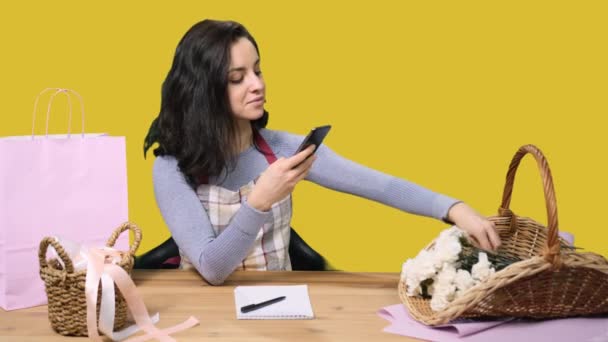 Florista Feminina Usando Telefone Celular Tirando Foto Ordem Cesta Com — Vídeo de Stock