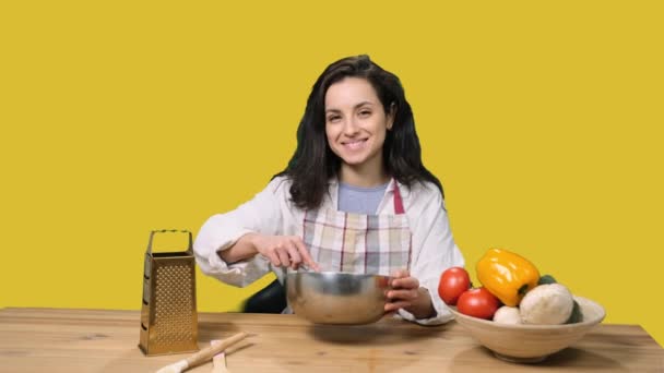 Gelukkige Jonge Vrouw Genieten Van Koken Terwijl Het Houden Van — Stockvideo