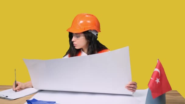 Занятая Женщина Инженер Защитном Шлеме Очках Работая Отпечатками Желтого Цвета — стоковое видео