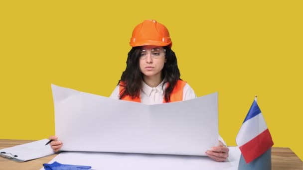 Young Female Engineer Safety Helmet Holding Yellowprint Making Notes Yellow — Stok Video