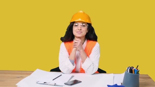 Lachende Jonge Vrouwelijke Ingenieur Beschermende Helm Werken Met Tekening Zoek — Stockvideo