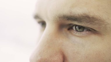 Kafkas erkek gözleri. Beyazda izole edilmiş. Kırpılmış, kapat. Göz bakımı, vizyon kavramı. Yavaş çekim