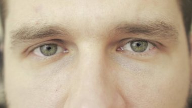 Kameraya bakan nostaljik genç adam. Kırpılmış, kapat. İnsani duygular, vizyon kavramı. Yavaş çekim
