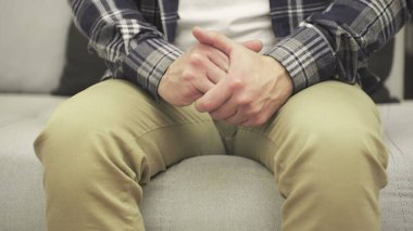 Kafası karışık genç bir adam oturuyor, olumsuz düşünceler besliyor, kişisel sorunların çözümünü düşünüyor, kesiliyor. Yavaş çekim