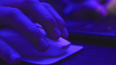 Erkek, klavyeye tıklayarak ve yazarak bilgisayar faresi kullanıyor, geceleri çalışıyor. Kapatın. Çevrimiçi çalışma, iş ve teknoloji konsepti. Yavaş çekim