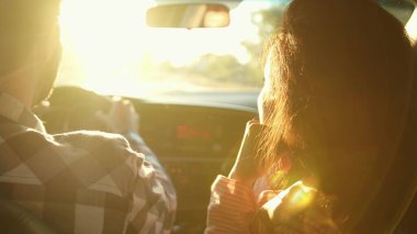 Arabayla seyahat ederken erkek arkadaşına bakan gülümseyen bir kadın. Ulaşım, seyahat, ilişki, insan konsepti. Yavaş çekim