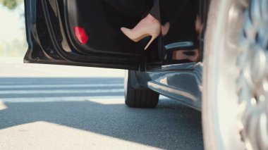 Topuklu giyen iş kadınının videosunu kapat, arabadan in, işe git. Yavaş çekim