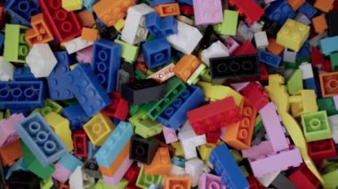 Çeşitli şekillerde düzenlenebilen çok renkli plastik blok oyuncaklarını kapatın. Üst Manzara. Ağır çekim. Oyun merkezi konsepti