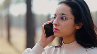 Ormanda birlikte at süren genç bir kadın. Bozuk araba için yardım ve yardım çağıran kız yavaş çekim arıyor.