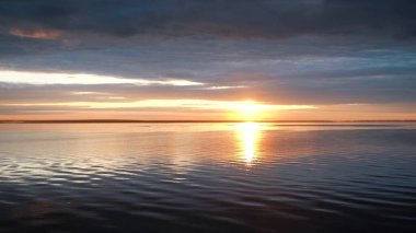 Suda ve gün batımında sakinleş. Yüksek kalite 4k görüntü