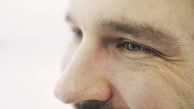 Beyaz tenli, beyaz tenli, mutlu beyaz bir erkek. Kırpılmış, kapat. Göz bakımı, vizyon kavramı. Yavaş çekim