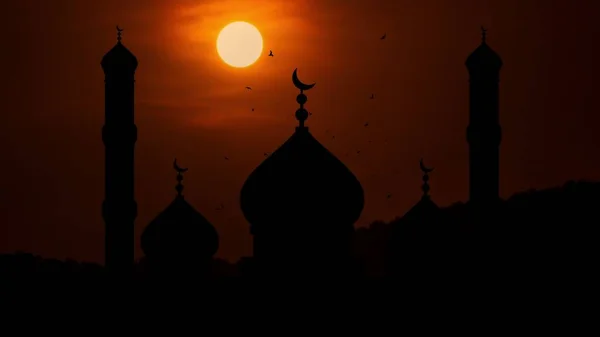 Zonsondergang Moskee Silhouette Vogels Vliegen Rond Moskee — Stockfoto