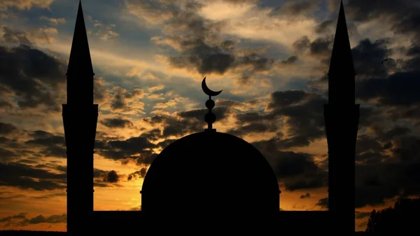 Günbatımı ve Cami Silueti. Kuşlar Cami 'nin etrafında uçuyor.. 
