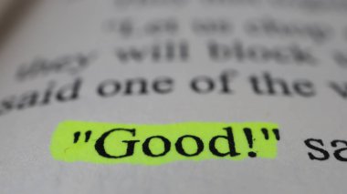 Ünlem işaretiyle iyi bir ünlem işareti çizimi, açık kitap sayfasında sarı bir işaret, seçici odaklanma, iyi mesajın makro çekimi, motivasyon fikri ve yeni bir konsept, oturma manzarası.