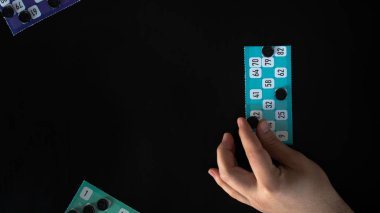 Oyun kartları siyah arkaplanda izole edilmiş, masa oyunu, oynatma, üst görünüm