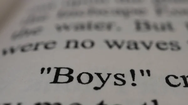 Jungentext Auf Offener Buchseite Selektiver Fokus Nahaufnahme Makroaufnahme Von Jungen — Stockfoto