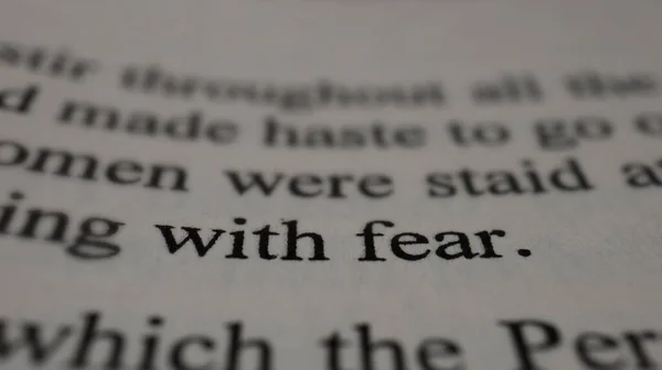 带着恐惧的文字在翻开的书页中 选择性地聚焦 宏观拍摄与恐惧的信息 小说和文学概念 坐着的观点 — 图库照片