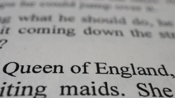 Tekst Królowej Anglii Otwartej Stronie Książki Wybiórcze Skupienie Zbliżenie Makro — Zdjęcie stockowe