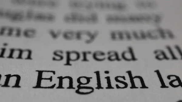 オープンブックページでの英語のテキスト 選択的フォーカス 閉じる 英語メッセージのマクロショット 言語教育のアイデアや小説のコンセプト 座っビュー — ストック写真