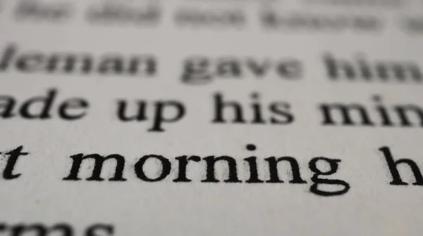 朝のテキストオープンブックページ 閉じる 朝の単語のマクロショット 教育と小説の概念 選択的フォーカス — ストック写真