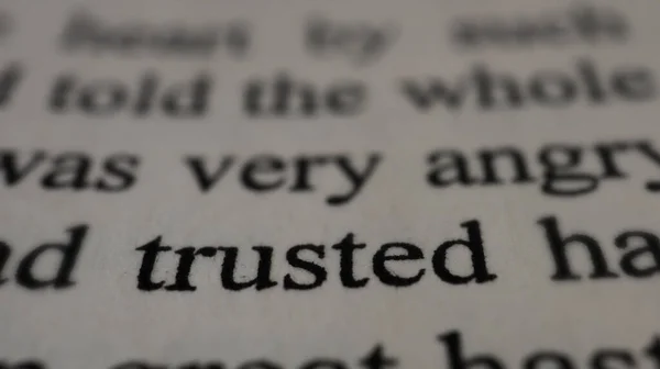 Texto Confiável Página Livro Aberto Close Foto Macro Palavra Confiança — Fotografia de Stock