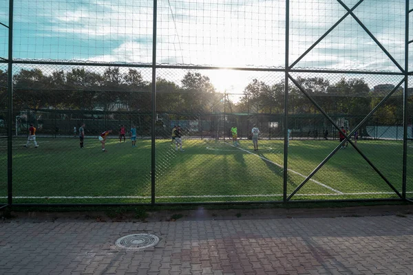 Παίζοντας Ποδόσφαιρο Ένα Πράσινο Γήπεδο Φίλους Παίζοντας Ποδόσφαιρο Ηλιοβασίλεμα Αθλητική — Φωτογραφία Αρχείου