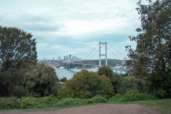 从纳卡斯特佩公园俯瞰美丽的博斯普鲁斯风景 这是伊斯坦布尔的风景 多云的天空 树木之间的桥梁 城市与海洋之间的风景 在伊斯坦布尔旅行 法蒂赫苏丹穆罕默德桥 — 图库照片