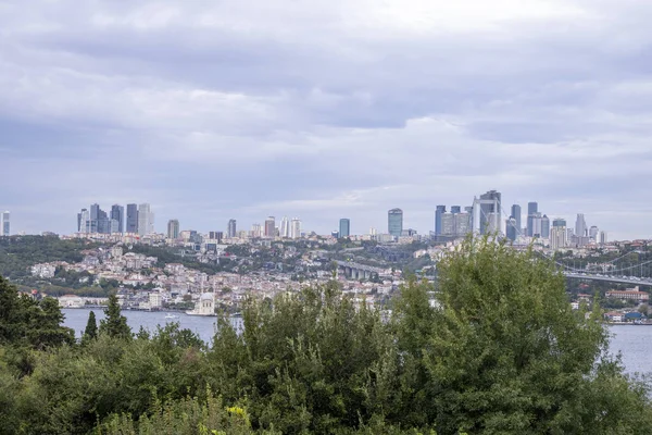 从Nakkastepe国家花园 树木和多云天气 伊斯坦布尔旅游横幅 伊斯坦布尔兰斯海景 摩天大楼和建筑物看伊斯坦布尔的广角型城市景观 — 图库照片