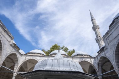 Avludan Sehzade Camii 'nin dış cephesi, Ehzade Paa Camii, minare ve Doom View, tarihi cami