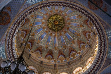 Pertevniyal Valide Sultan Camii 'nin detaylı laneti, tarihi cami, İslami binanın kapatılması, renkli süs sanatı: Aksaray, İstanbul, Türkiye - 20 Eylül 2022  
