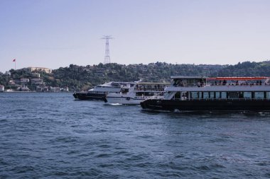 İstanbul 'da üç feribot, feribot manzarası, tekneli güzel manzara, ulaşım ve seyahat fikri: Arnavutkoy, İstanbul, Türkiye - 15 Eylül 2022
