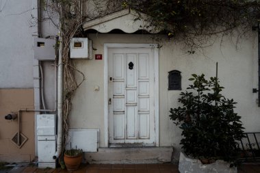 Beyaz eski moda ev kapısı, İstanbul 'un dış kapısı, mimari ve bina fikri, seyahat ve keşif, güzel kapılı eski ev, ön manzaralı.