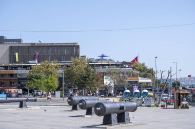 Geniş açılı Beşiktaş Meydanı, İstanbul Boğazı 'nın Avrupa kıyıları, İstanbul turistik yerleri, Beşiktaş Meydanı' ndaki eski top: İstanbul, Türkiye, 10 Ekim 2022