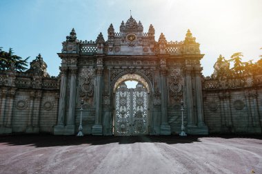 Dolmabahce Sarayı 'nın ön cephesi berrak gökyüzü ve güneş ışığı, tarihi yapı, İstanbul' u gezme yeri, Osmanlı İmparatorluğu 'nun ünlü sarayı.