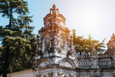 Dolmabahce Sarayı girişinden güzel manzara, ağaçlar ve gökyüzü, tarihi yapı, İstanbul manzarası, Osmanlı İmparatorluğu 'nun ünlü sarayı.