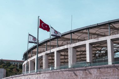 Türk bayrağıyla Vodafone Park Stadyumu, İstanbul Beşiktaş Futbol Kulübü stadyumu, İstanbul 'da seyahat, spor yapı kavramı: Beşiktaş, İstanbul, Türkiye - 15 Eylül 2022
