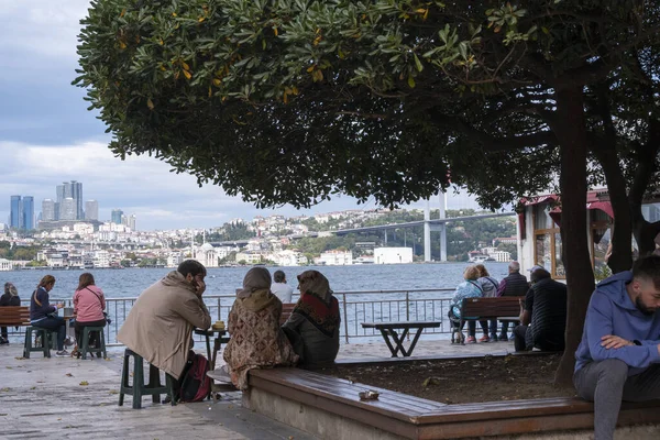 People Hanging Park Next Bosphorus Bosphorus Bridge Istanbul Cityscape Kuzguncuk — Stock Photo, Image