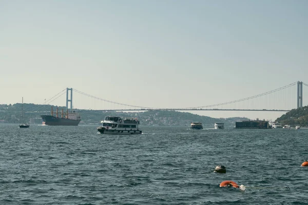 从Arnavutkoy海滨俯瞰博斯普鲁斯海峡 美丽的风景 有渡船和桥 马尔马拉海 伊斯坦布尔的旅游胜地 土耳其伊斯坦布尔的Arnavutkoy 2022年9月15日 — 图库照片