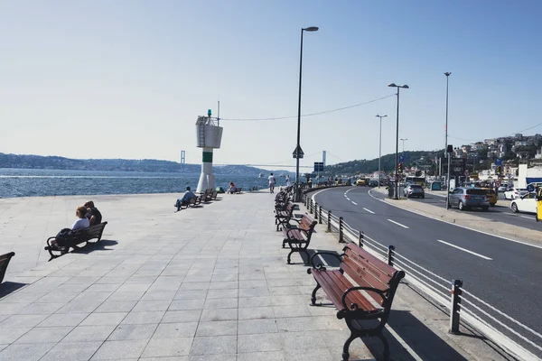 Playa Arnavutkoy Con Gente Faro Gente Sentada Banco Relajada Carretera —  Fotos de Stock