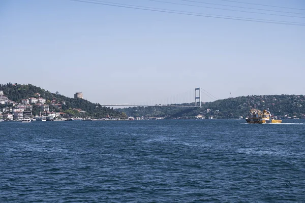 法蒂赫苏丹穆罕默德桥从阿纳武特柯伊海滨 美丽的伊斯坦布尔景色与蓝天和大海 城市景观理念 马尔马拉海与海滨房屋 — 图库照片