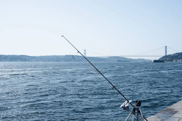 Рыболовный Прут Берегу Босфора Людей Босфорский Мост Солнечный День Рыбалка — стоковое фото