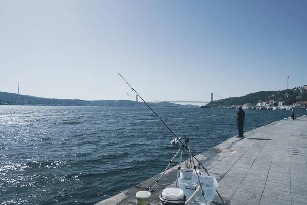 与博斯普鲁斯景色 Arnavutkoy海滨景色 业余爱好和休闲理念 业余捕鱼理念 伊斯坦布尔旅游 阳光明媚的日子 美丽的海景勾搭在海滨的人 — 图库照片
