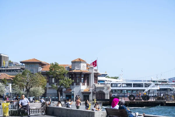 与玻斯普鲁斯海峡 欧洲玻斯普鲁斯海峡沿岸 步行人民 伊斯坦布尔旅游胜地的广角贝西克塔斯广场 2022年10月10日 土耳其伊斯坦布尔 — 图库照片